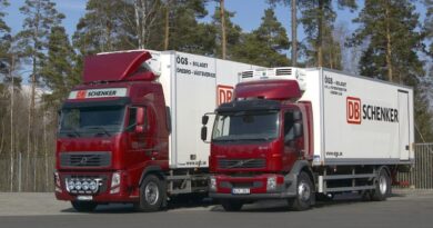 ÖGS-lastbil på väg, en del av företagets breda transportlösningar.