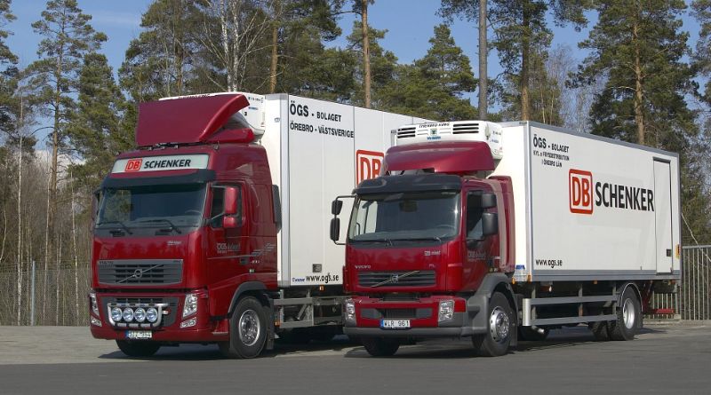 ÖGS-lastbil på väg, en del av företagets breda transportlösningar.