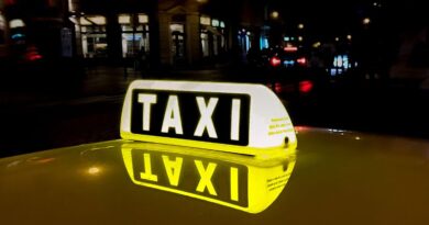 Taxibil i rörelse – Älvsby Taxi North Ride skjuter upp löneutbetalningar.