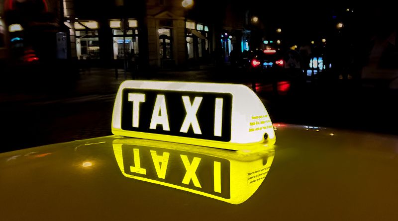 Taxibil i rörelse – Älvsby Taxi North Ride skjuter upp löneutbetalningar.