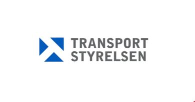 Transportstyrelsens logotyp – avgiftshöjningar för körkort och vägtrafikregister 2025.