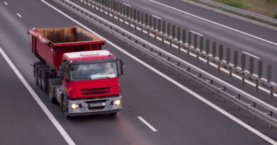 Tung lastbil som kör 90 km/timmen på motorväg enligt gällande hastighetsregler.