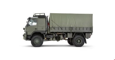 Volvo FMX transporterar tung materiel för Försvarsmaktens logistik.