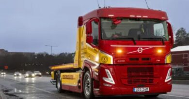 Assistancekårens första elbärgare i Stockholm – miljövänlig bärgningsbil byggd på Volvo FM Electric.