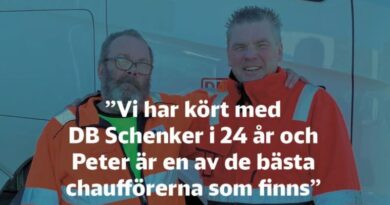 Peter Nilsson, chaufför på Schenker Åkeri, och Björn Ekström, lagerchef på DS Smith, samtalar vid en leverans.