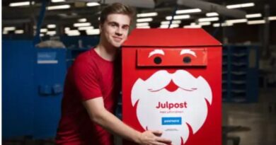 Truls Möregårdh med julkort i handen, samarbetar med Postnord för att sprida julstämning i Sverige.