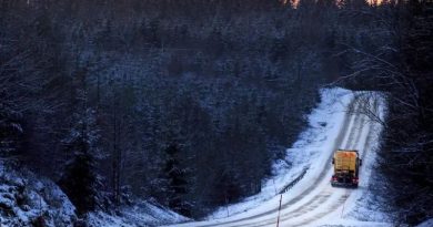 Automatisk halkbekämpning med AI och sensorer på vägar i Örnsköldsvik.