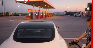 Circle K laddstation med batterilager och solceller för hållbar energiförsörjning.