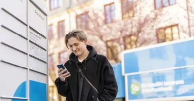 Postnord levererar paket med hållbara och Svanenmärkta transporter.