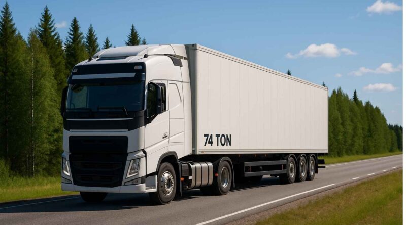 74-tons lastbil på svensk landsväg – symbol för BK4 och hållbara transporter.