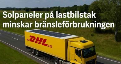 DHL-lastbil med solpaneler på taket kör på svensk landsväg under soligt väder – en del av företagets pilotprojekt för grönare transporter.
