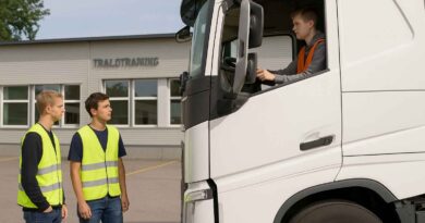 Elever på transportutbildning kör lastbil i praktisk övning – symbol för regeringens satsning på yrkesvux.