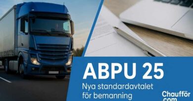 Lastbil på väg och avtalsdokument med penna – banner för ABPU 25, det nya standardavtalet för bemanning, från Chaufför.com.