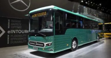 Mercedes-Benz eIntouro elbuss på vägen, silverfärgad med blå ljuseffekt, texten ”Världspremiär för Mercedes-Benz eIntouro – första helelektriska intercitybussen