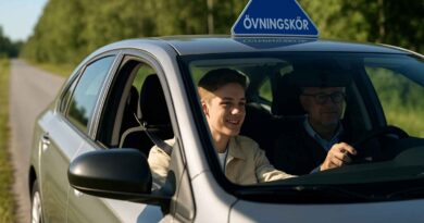 Ung förare övningskör i svensk miljö – symbol för enklare körkortsregler för personer med ADHD och autism.