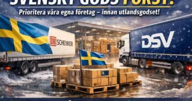 Bannerbild från svensk godsterminal vintertid med lastbilar från Schenker och DSV, pallar med svenskt gods markerade med svenska flaggan och texten ”Svenskt gods först – prioritera våra egna företag