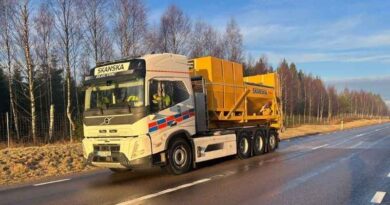 En elektrifierad Volvo FM med tridemboggi som utrustats med saltspridare. Inför nästa vinter ska den också få plogutrustning. FOTO: Trafikverket